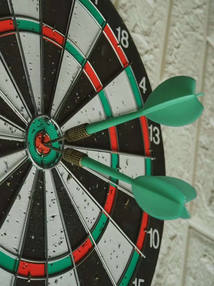 Dartpfeile im Bullseye