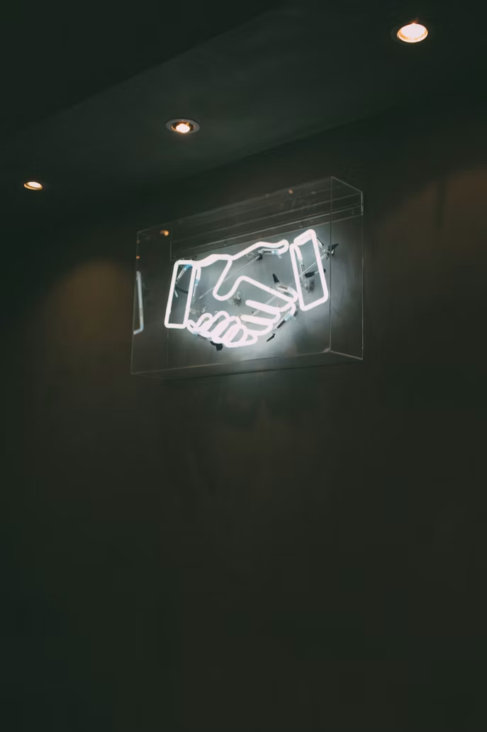 Neon-Schild mit Handschlag